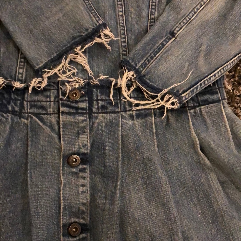 Levi’s trucker long pleated jacket. Button up. Raw edges.  Like new! - Picture 5 of 13